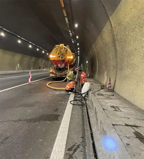 红安隧道排水渠清淤